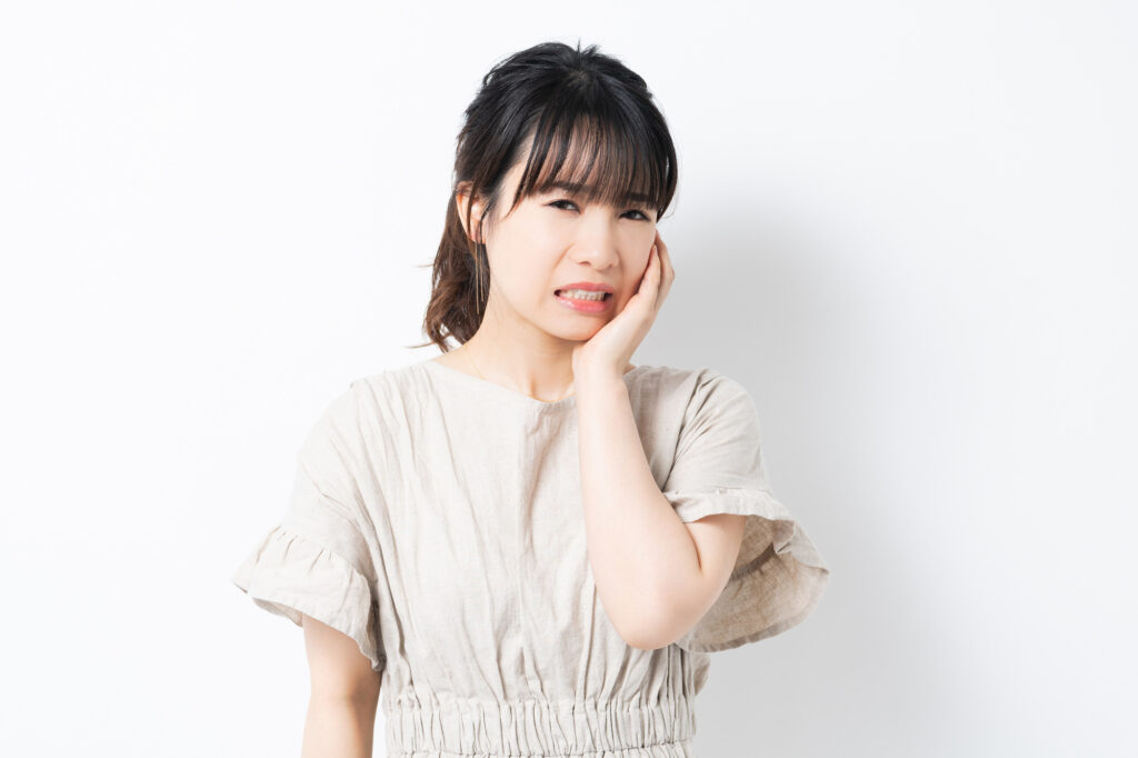 歯で悩む女性